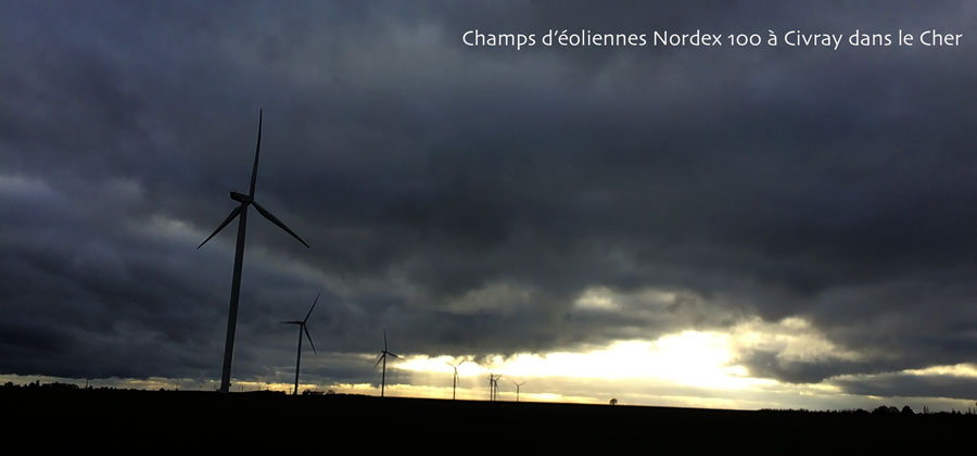 Champs de huit très grandes éoliennes, Nordex 100, à Civray dans le Berry