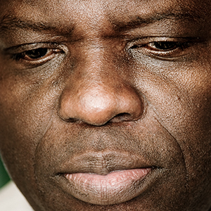 portrait en reportage en cadrage sérré sur un regard profond et le grain de peau black